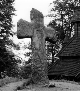 Bergen - Croix de l'an Mille devant l'église médiévale de Fantoft