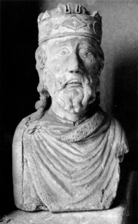 Statue représentant une tête couronnée