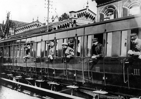 1914 - Soldats français partant pour le front -