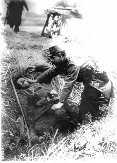 Bataille de la Marne - Soldat secourant un blessé