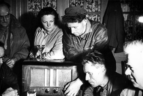 French people listening to Radio Londres