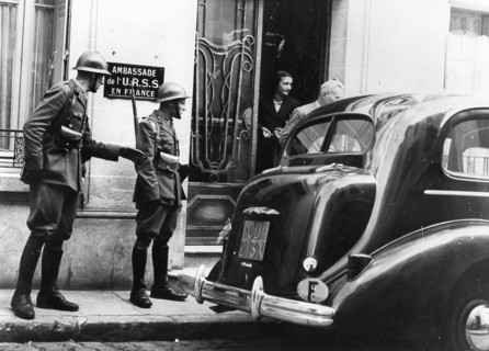 The embassy of the USSR is military protected (June 30, 1941).