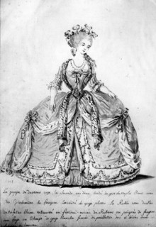 Woman who wears a dress typical of the 15th century