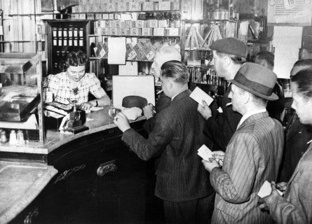 La France sous l'Occupation. Distribution de la ration de tabac.