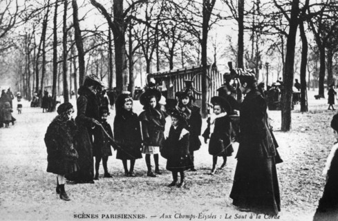 1900. La vie quotidienne à Paris : les jeux des enfants aux Tuileries.