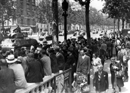 Défilé allemand sur les Champs-Elysées.