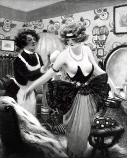 Vers 1920. La vie élégante. Dame en robe du soir très décolletée.