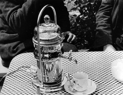 La cafetière électrique. 1925