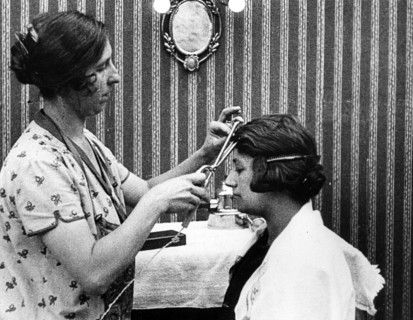 Le fer à friser électrique. 1925
