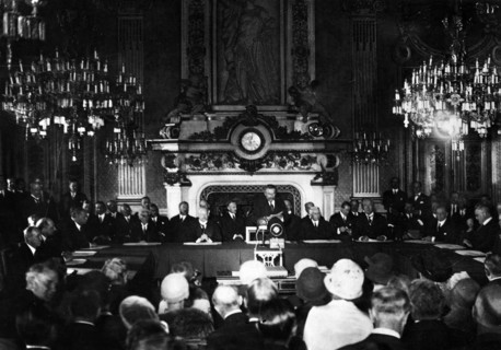 Pacte Brilland-Kellog mettant la guerre " Hors-la-loi ". 1928