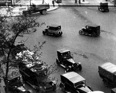 1927. Paris. Circulation boulevard Haussmann.