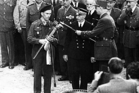 Le général de Gaulle ravivant la flamme à l'Arc de Triomphe