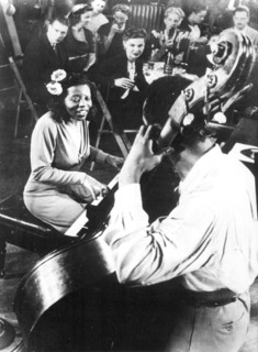Mary Lou Williams plays piano a Boogie-woogie.
