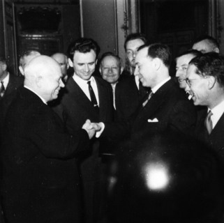 Années 60. Khrouchtchev, en visite à Paris, rencontre Michel Debré.