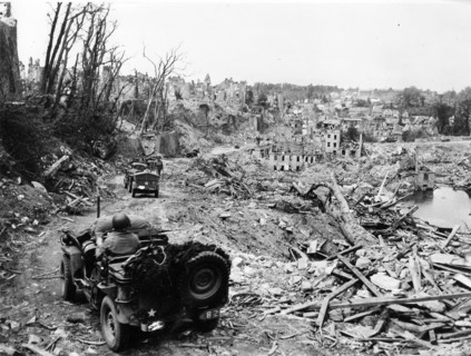 The liberation of France.  The American troops cross Saint-Lo.