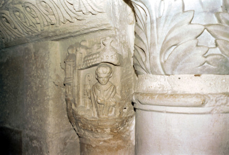 Evêque, chapiteau de la crypte de l'abbaye de Saint-Denis