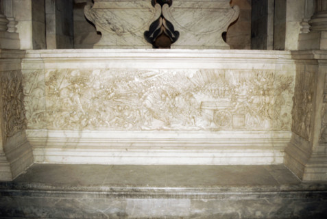 Basilique Saint Denis. Bas relief célébrant les victoires de François Ier.