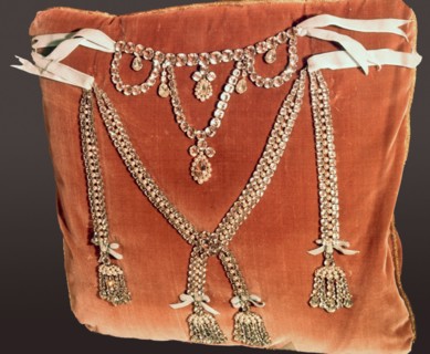 The Queen's necklace