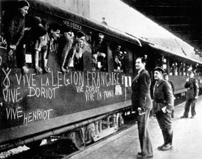 Philippe Henriot (1889-1944) assiste au départ de LVF pour le front