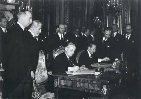 A Paris: signature de l'accord franco-allemand par Monsieur Bonnet et Von Ribbentrop