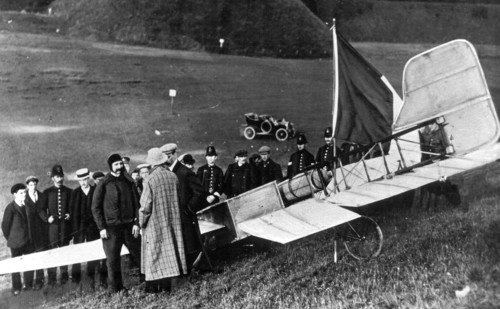 Arrivée de Blériot à près la traversée de la Manche, dans les prairies de Northfall-Meadow