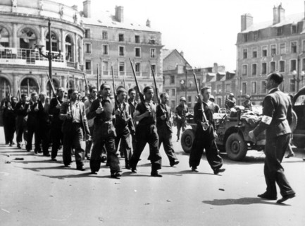 Défilé de maquisards à Chambéry