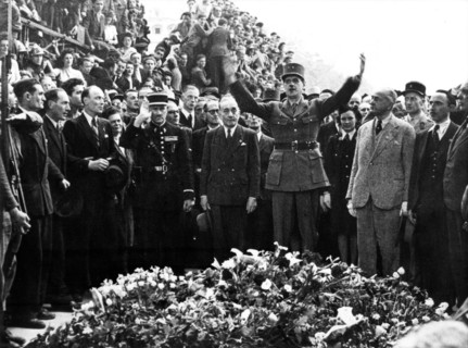 Le général de Gaulle à l'Arc de Triomphe