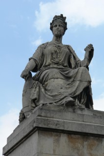 Pont du Carrousel. Statue.
