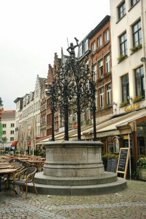 Margelle de puits en fer forgé.