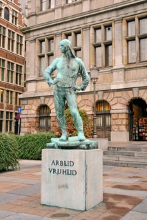 Statue dedicated to work: "Work - freedom"