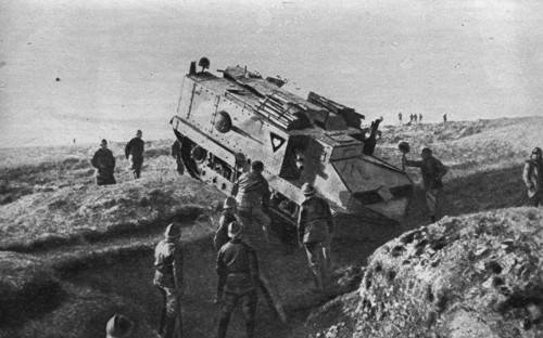 Essais de chars d'assauts (tank) et franchissement de tranchées