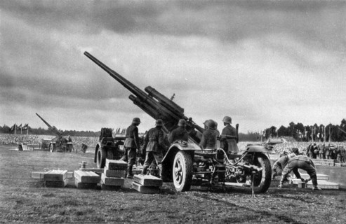 Adolf Hitler. Tag der Wehrmacht 1935 in Nürnberg: Flugabwehrgeschütze in Stellung. Jour de l'Armée