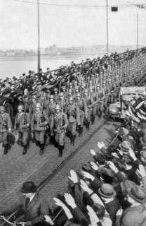 Adolf Hitler. Der Einzug der deutschen Truppen über die Mainzer Rheinbrücke am 7. März 1936. Entrée