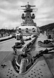 Adolf Hitler. Turm ,,Lützow'' and Gefechtsmast des ,,Admiral Scheere'', von der Back aus gesehen.