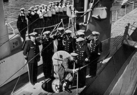Adolf Hitler. Der Führer besichtigt im August 1935 in Kiel die ersten deutschen U-Boote. L Führer
