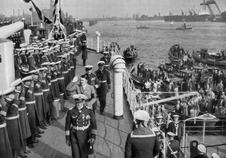 Adolf Hitler. Besuch des Führers auf dem Linienschiff ,,Schleswig-Holstein'' im Hamburger Haffen.