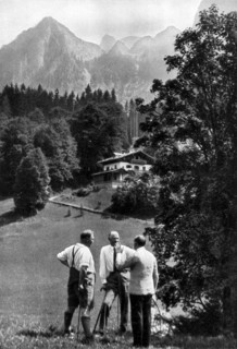 Adolf Hitler. Spaziergang auf dem Obersalzberg. Adolf Hitler. Promenade dans l'Obersalzberg.