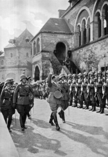 Adolf Hitler. Der Führer vor der Goslarer Kaiserpfalz am Erntedankfest 1934. Le Führer devant la