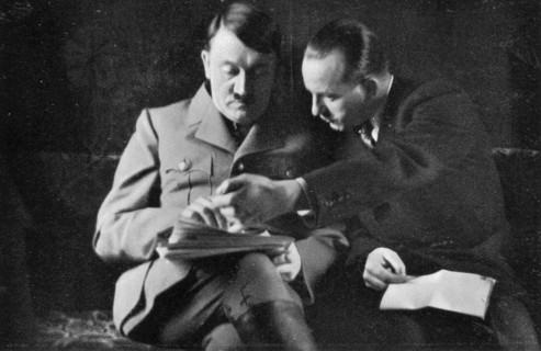 Adolf Hitler. Reichpressechef Dr. Dietrich unterbreitet dem Führer Presseberichte. Le docteur