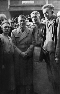 Adolf Hitler. Bei dem Arbeitern in Siemensstadt. Auprès des travailleurs à Siemensstadt.