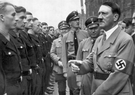 Adolf Hitler. Reichparteitag 1935. Der Fürher mit Dr. Ley bei den Werkscharen. Le Congrès du Parti