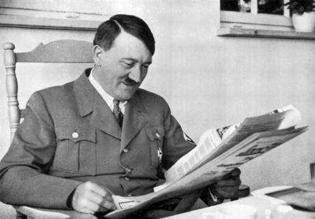 Adolf Hitler. Gute Nachricht. Bonne nouvelle. Le Führer lit un journal.