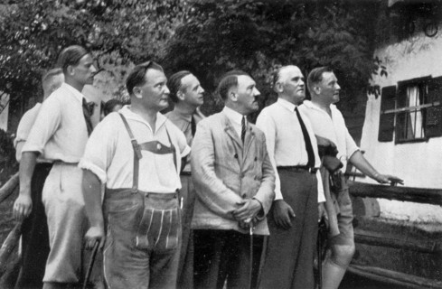 Adolf Hitler. Der Führer während des Sommerurlaubs vor dem Bruckerlehen bei Obersalzberg, wo