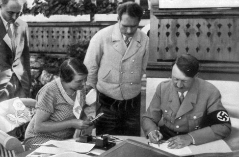 Adolf Hitler. In den Sommerferien auf dem Obersalzberg. Hitler pendant les vacances d'été à
