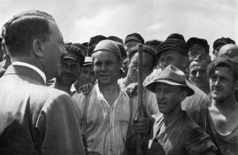 Adolf Hitler. So bewegt sich ein Staatsmann unter Arbeitern. Le Führer affiche sa stature d'homme