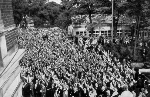 Adolf Hitler. La foule salue le Führer au balcon.