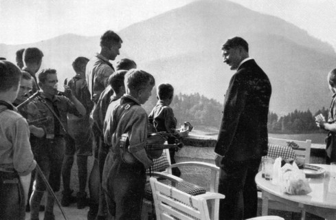 Adolf Hitler. Hitler-Jugend als Gast am Obersalzberg. Le jeunesses hitlériennes sont les hôtes de