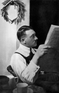 Adolf Hitler. Aufnahme aus der Haft 1924 auf der Festung Landsberg. Présentation du mandat