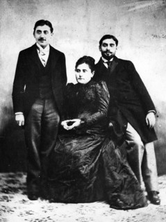 Marcel Proust aux côtés de sa mère et de son frère Robert. Marcel Proust Paris 1871 - Paris 1922,