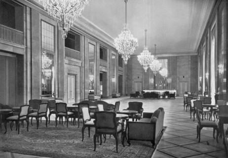 Adolf Hitler. Das Foyer des Deutschen Operhauses in Charlottenburg, an dessen Neugestaltung des